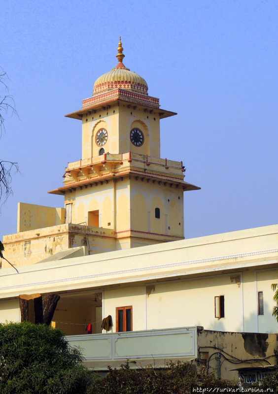 Сторожевая башня у главного входа в Обсерваторию Джайпур, Индия