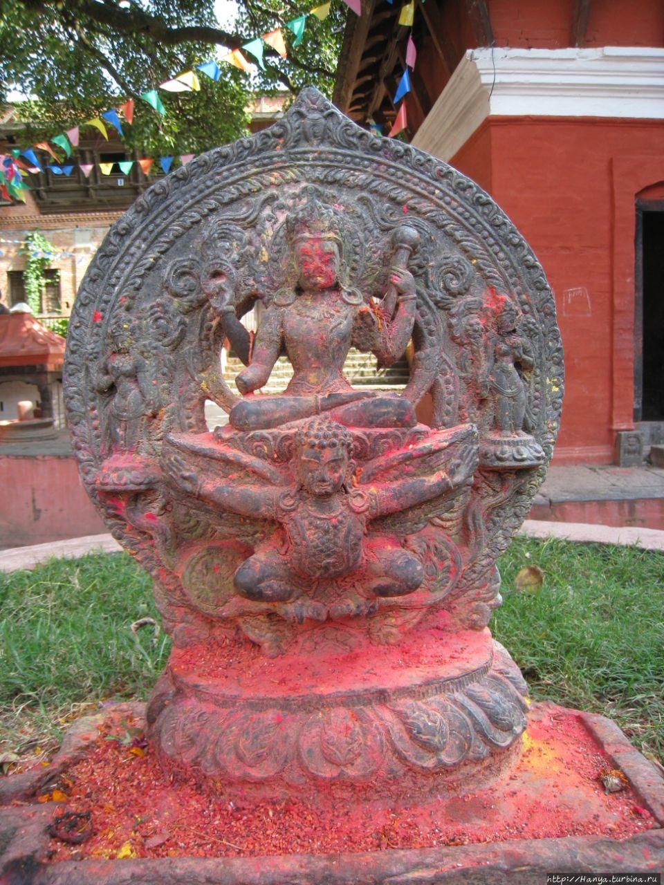 Статуя Вишну с Гарудой