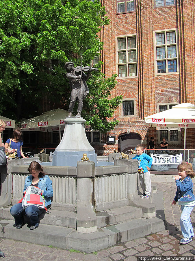 Фонтан Плотогона (1914). Запечатленный в бронзе скрипач играет на скрипке окружившим его жабам. Это знаменитый ретман (старшина сплавщиков) по имени Флисак. Торунь, Польша