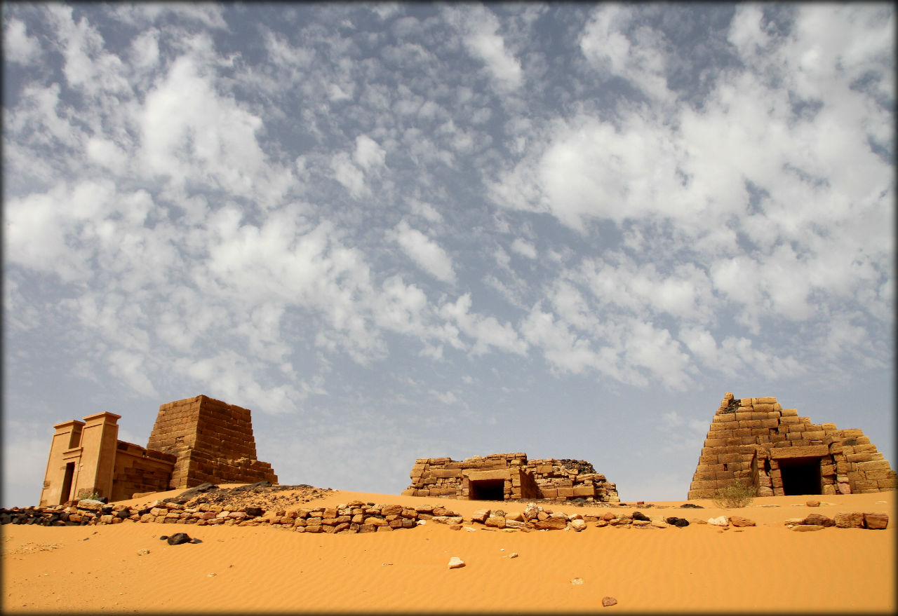 Пирамиды Мероэ (главный некрополь) Мероэ (древний город, пирамиды), Судан
