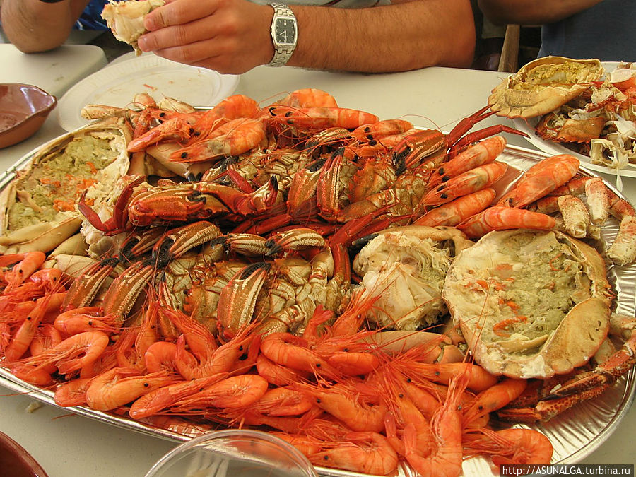 В очаровательном приморском городке Льянес гости могут отдохнуть на пляже или отведать блюда из морепродуктов на обед.