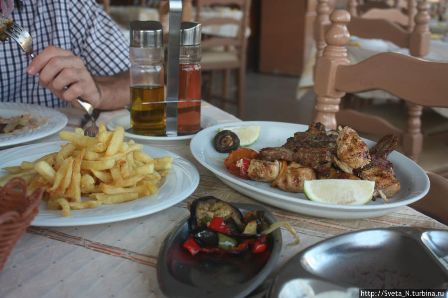Мезе. Тарелка-гриль появилась на заднем плане Кипр
