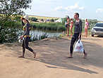 Местные негры переходят из озера Яровое в Теплый ключ  для омовения.