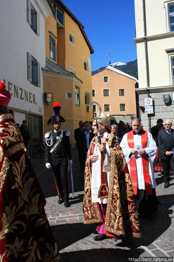 Действующий Епископ Тирольский шествует в самом сердце процессии. Брессаноне, Италия