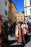 Действующий Епископ Тирольский шествует в самом сердце процессии.