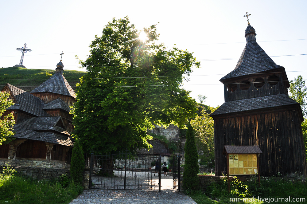 На пути встречается деревянная Крестовоздвиженская церковь, говорят, что построена она без единого гвоздя. Каменец-Подольский, Украина
