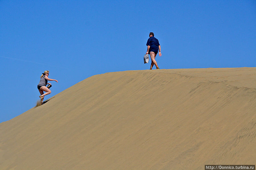взобраться на дюну задача не из простых, куда проще с нее прыгать Остров Гран-Канария, Испания