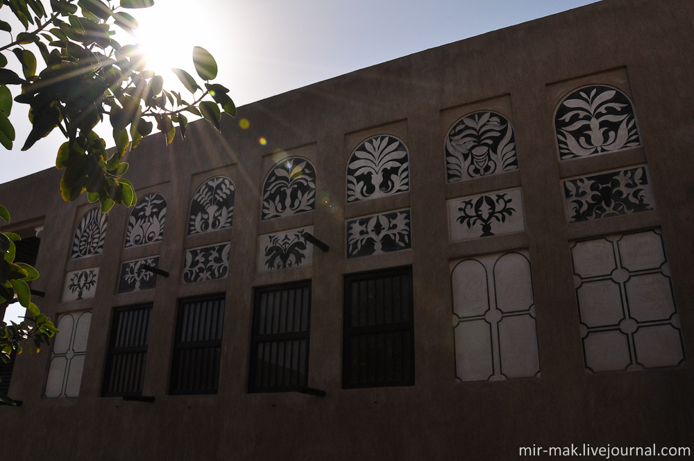 Больше всего мне понравились декоративные элементы украшения фасадов здания. Дубай, ОАЭ
