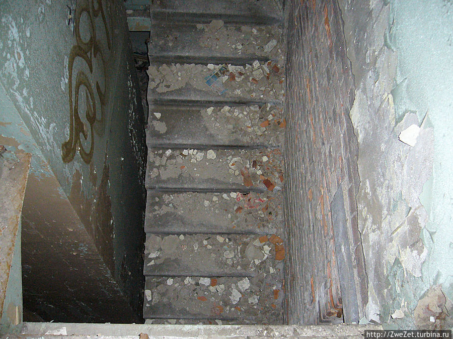 Весь металл (батареи отопления, трубы, перила лестниц) срезан и сдан в металлолом Санкт-Петербург, Россия