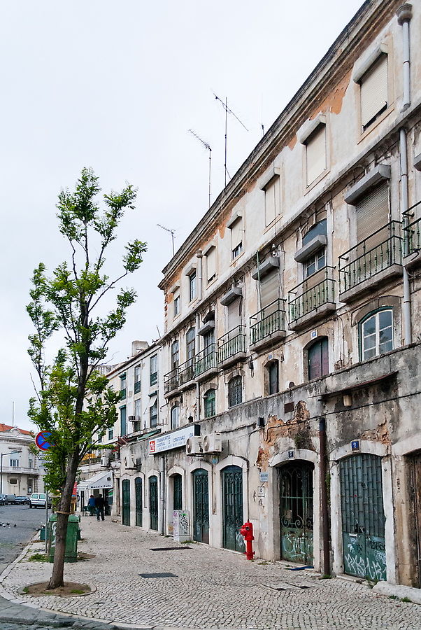 Так выглядит средняя степень заброшенности и около половины города. Это здание стоит на главной набережной Лиссабона.
