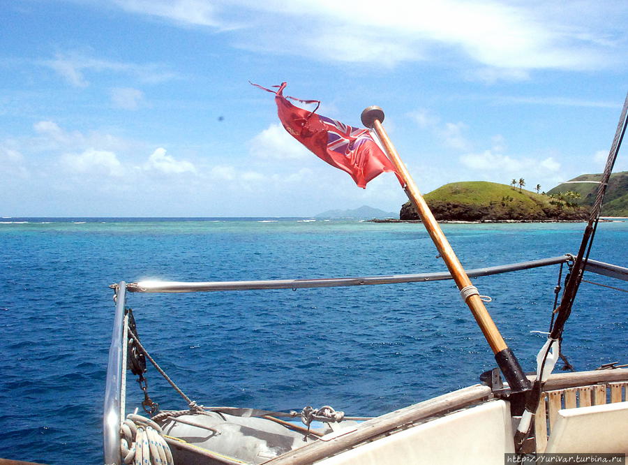 Потрепанный штормами фиджийский флаг Остров Дравака, Фиджи
