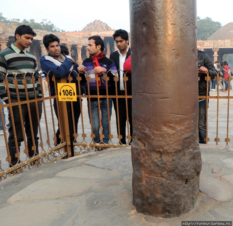 На Железной колонне многие столетия времени не оставили и следов ржавчины Дели, Индия