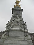 Лицо статуи королевы обращено в северо-восточном направлении, к улице Мэлл, связывающей Букингемский дворец с Трафальгарской площадью