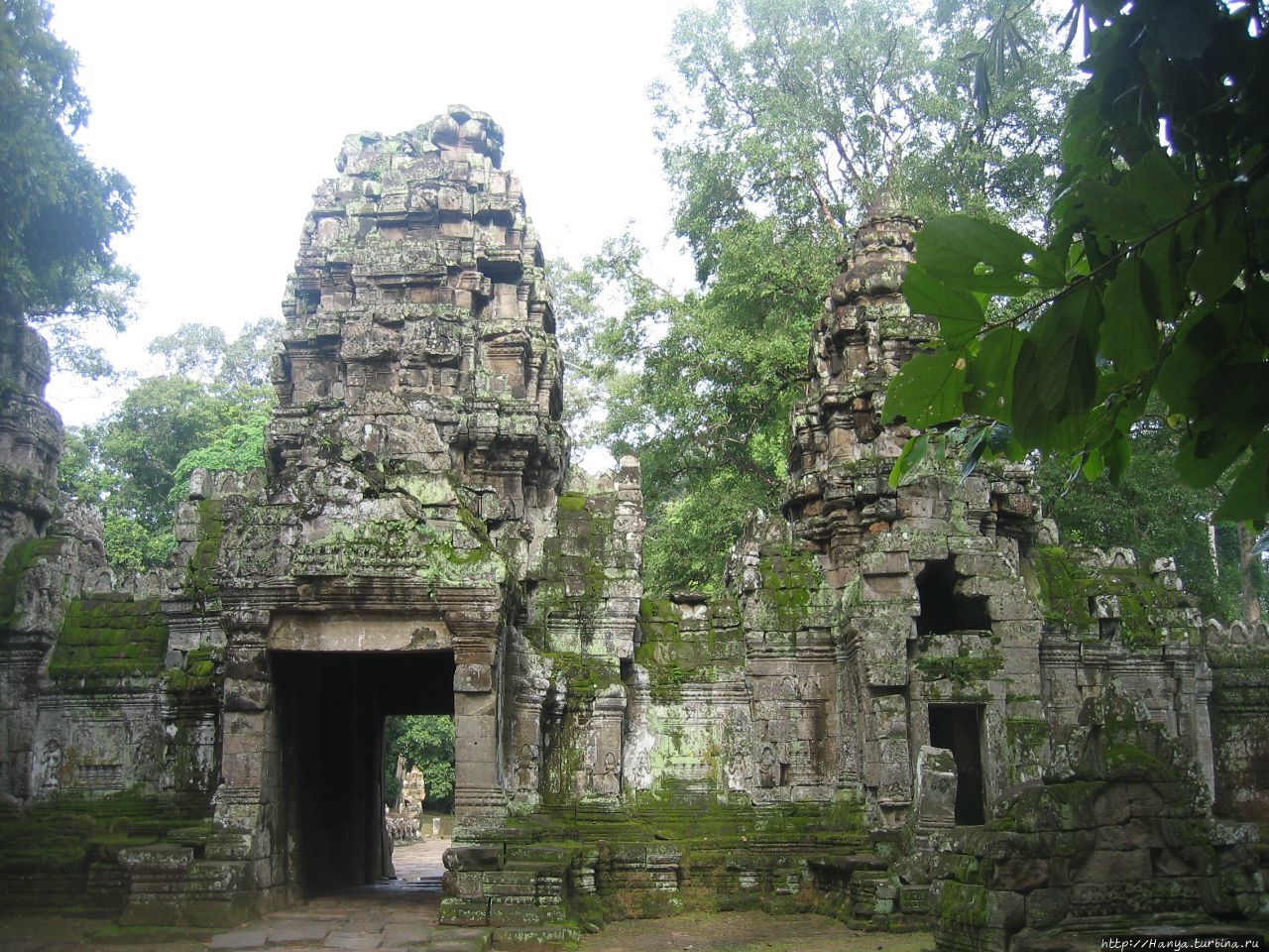 Входные ворота-гопуры в храм Пре-Кхан