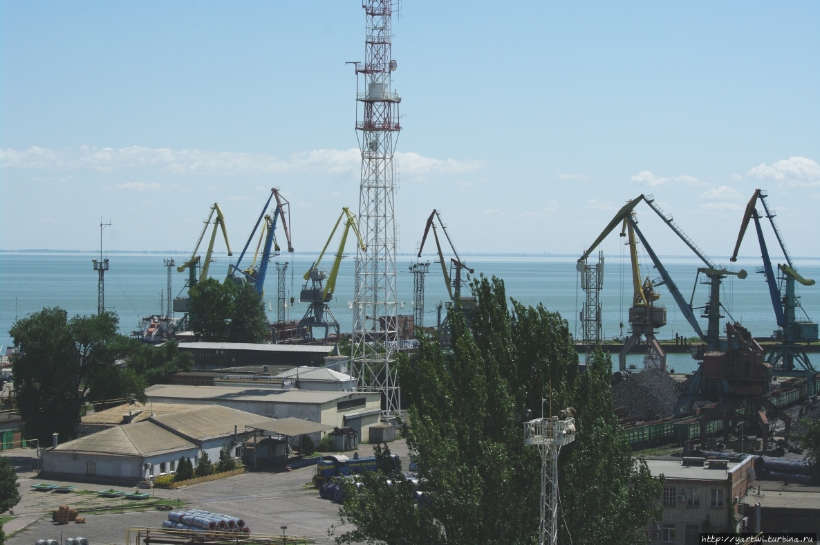Сверху открывается замечательная панорама грузового порта и Азовского моря. Таганрог, Россия