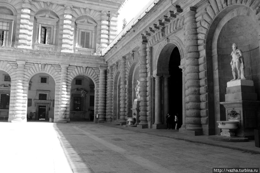 Дворик Палаццо. Флоренция, Италия