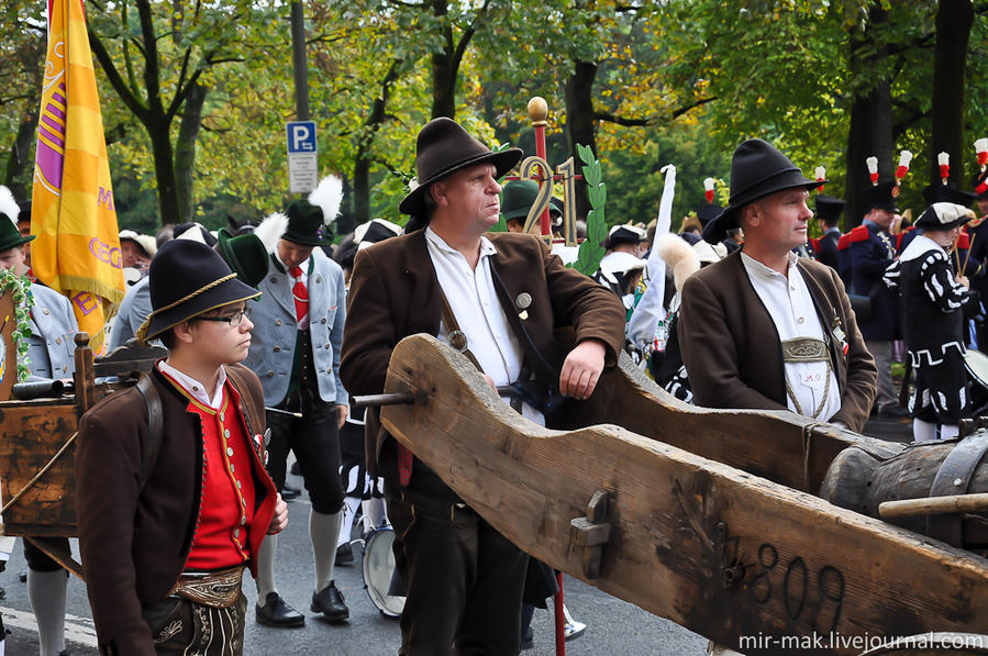 По лицам участников видно, что для них это шествие очень важное и ответственное мероприятие. Мюнхен, Германия