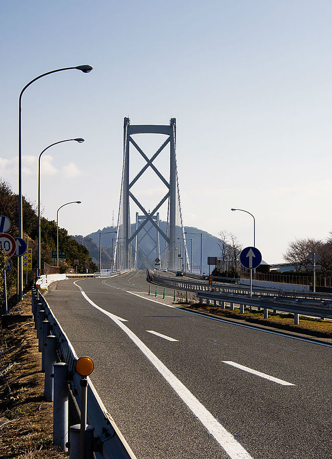 Опоры моста Инносима-охаси между островами Инносима и Мукаидзима. Имабари, Япония
