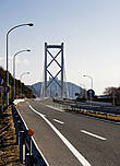 Опоры моста Инносима-охаси между островами Инносима и Мукаидзима.