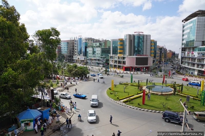 Площадь в Аддис, напротив отеля Эфиопия
