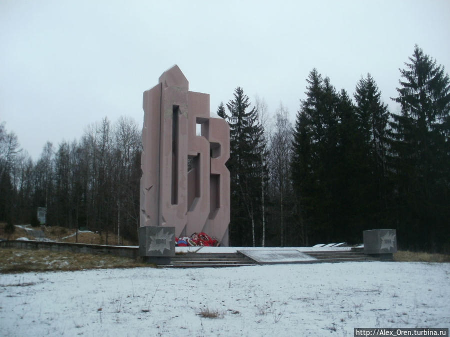 Мемориал является тринадцатиметровой стелой в форме цифр 105.3 Гостилицы, Россия