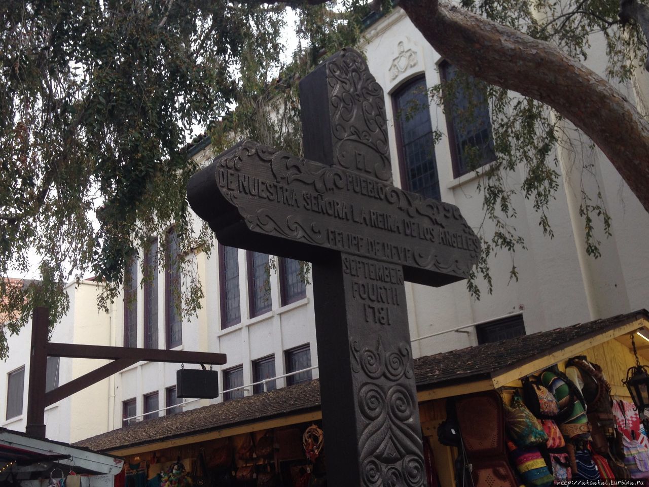 Памятный знак в начале самой старой улицы города. Лос-Анжелес, CША