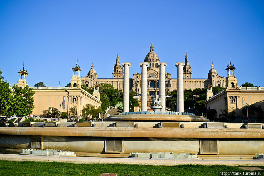 На площади перед дворцом Каталонии, расположен знаменитый фонтан. Барселона, Испания