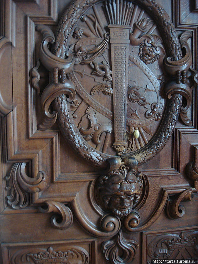 В королевской резиденции и двери выглядят по-королевски Фонтенбло, Франция