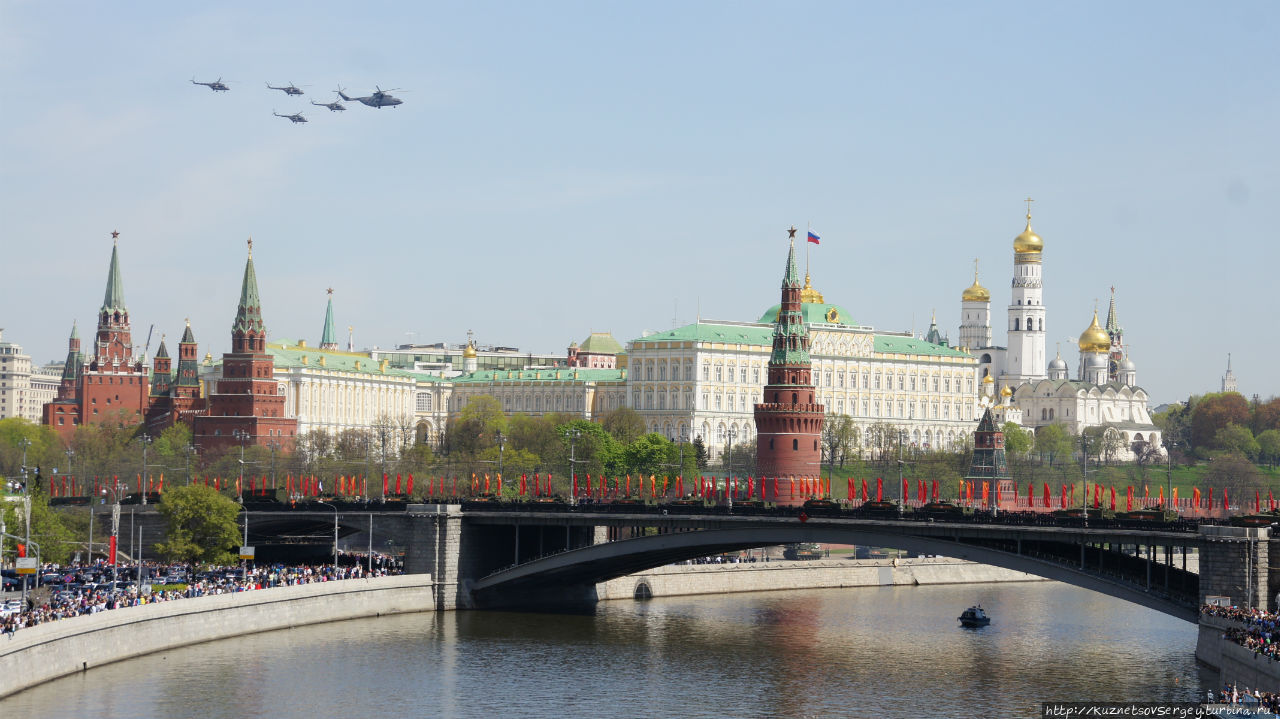 Москва: Военно-воздушный парад над Кремлем в День Победы Москва, Россия