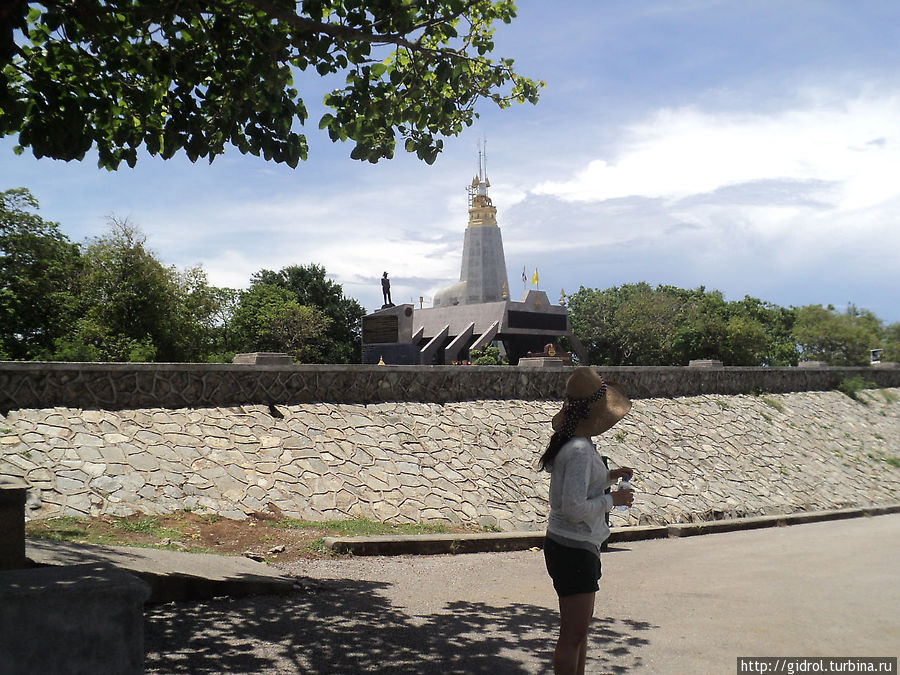 Общий вид на действующий маяк и монумент принца Джумборна. Пхукет, Таиланд