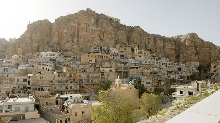 Деревня Маалюля словно прилепилась к скале. Маалула, Сирия