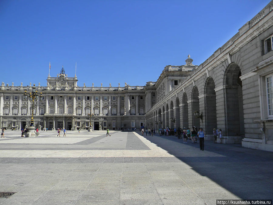 Оружейная площадь Королевского дворца Мадрид, Испания