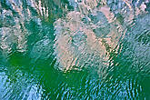 отражения мраморных стенок в открытой воде