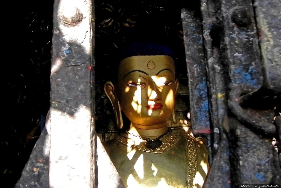 Статуя Akshobhya East Dhyani Buddha. Из интернета Катманду, Непал
