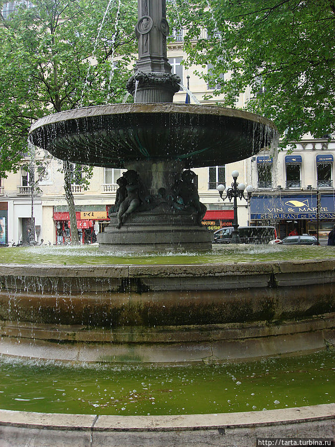 Зеленый фонтан на улице Опера Париж, Франция