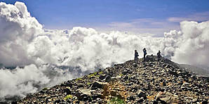 Где-то там, внизу, до горизонта расстилалось море облаков. Клубясь, они неслись, как бешеные, гонимые ветром