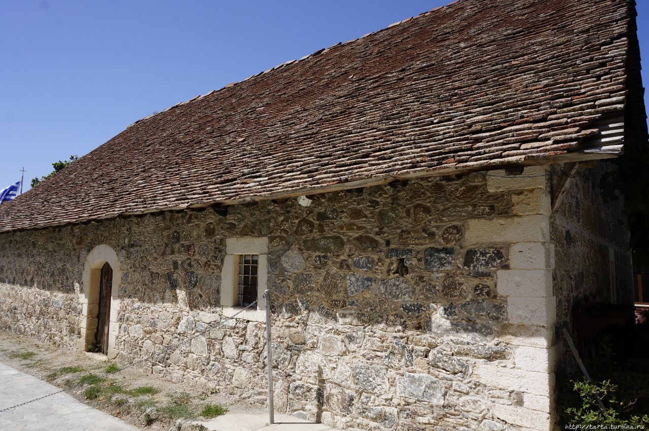 «Боярышник, имеющий 3 косточки» и примечательности вокруг Монастырь Трикуккия, Кипр