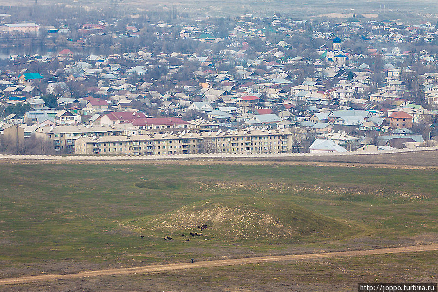 На окраине Алматы остались старые курганы, уже раскопанные кем-то. Алматинская область, Казахстан