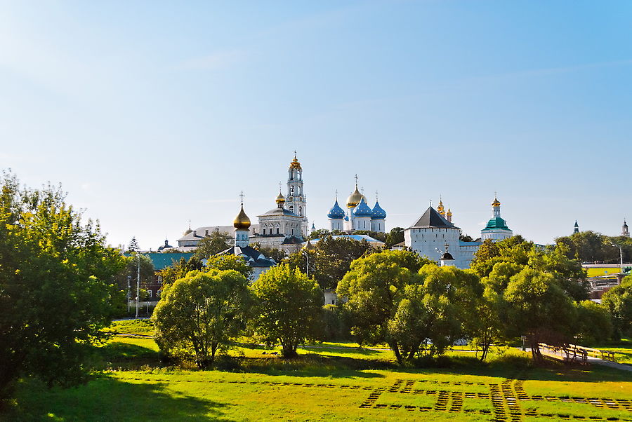 Троице-Сергиева Лавра — самая заметная достопримечательность. Отсюда большинство иностранцев, побывавших в Посаде, уносят свои впечатления о заснеженной стране.