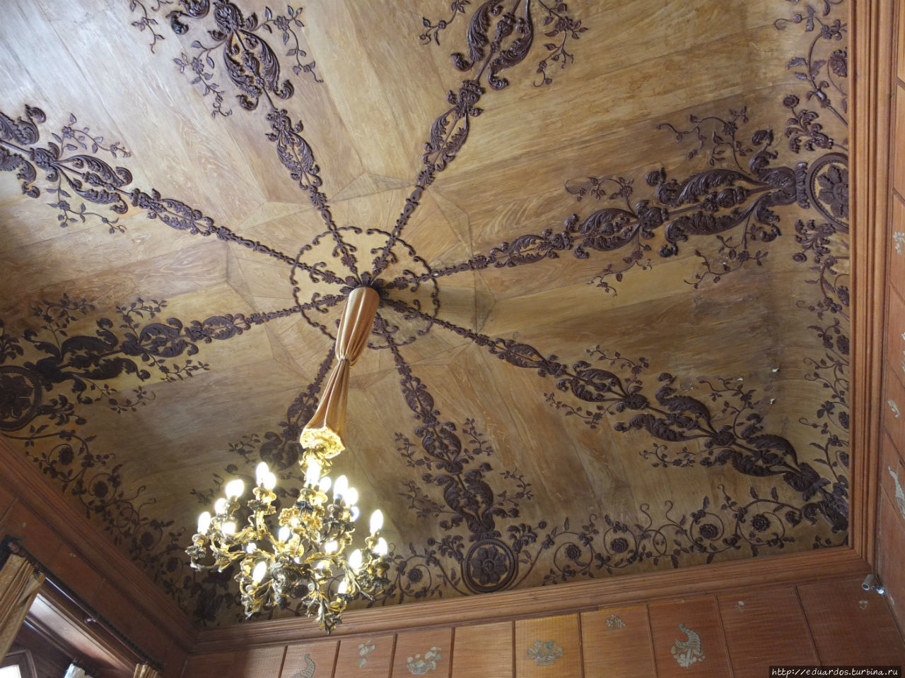 Посмотрите внимательно на потолок. Это не шпон!!!  Это роспись маслом по гипсу!!! Алупка, Россия