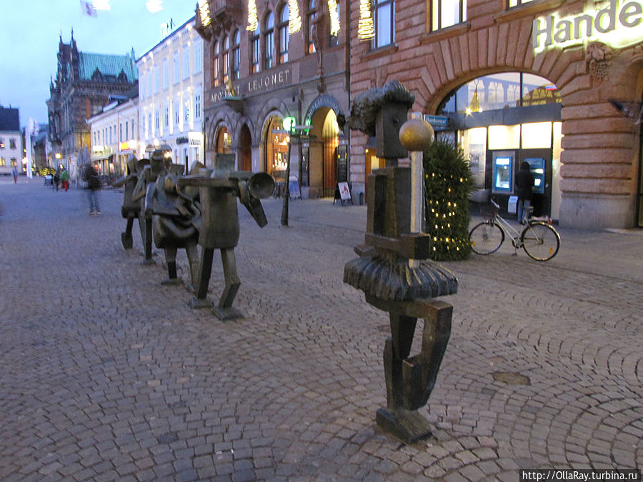 Это самая фотографируемая достопримечательность Мальмё. Уличные музыканты в Средневековье были весьма распространенным явлением в Сконе, но в середине XIX века их выступления прекратились. Мальмё, Швеция