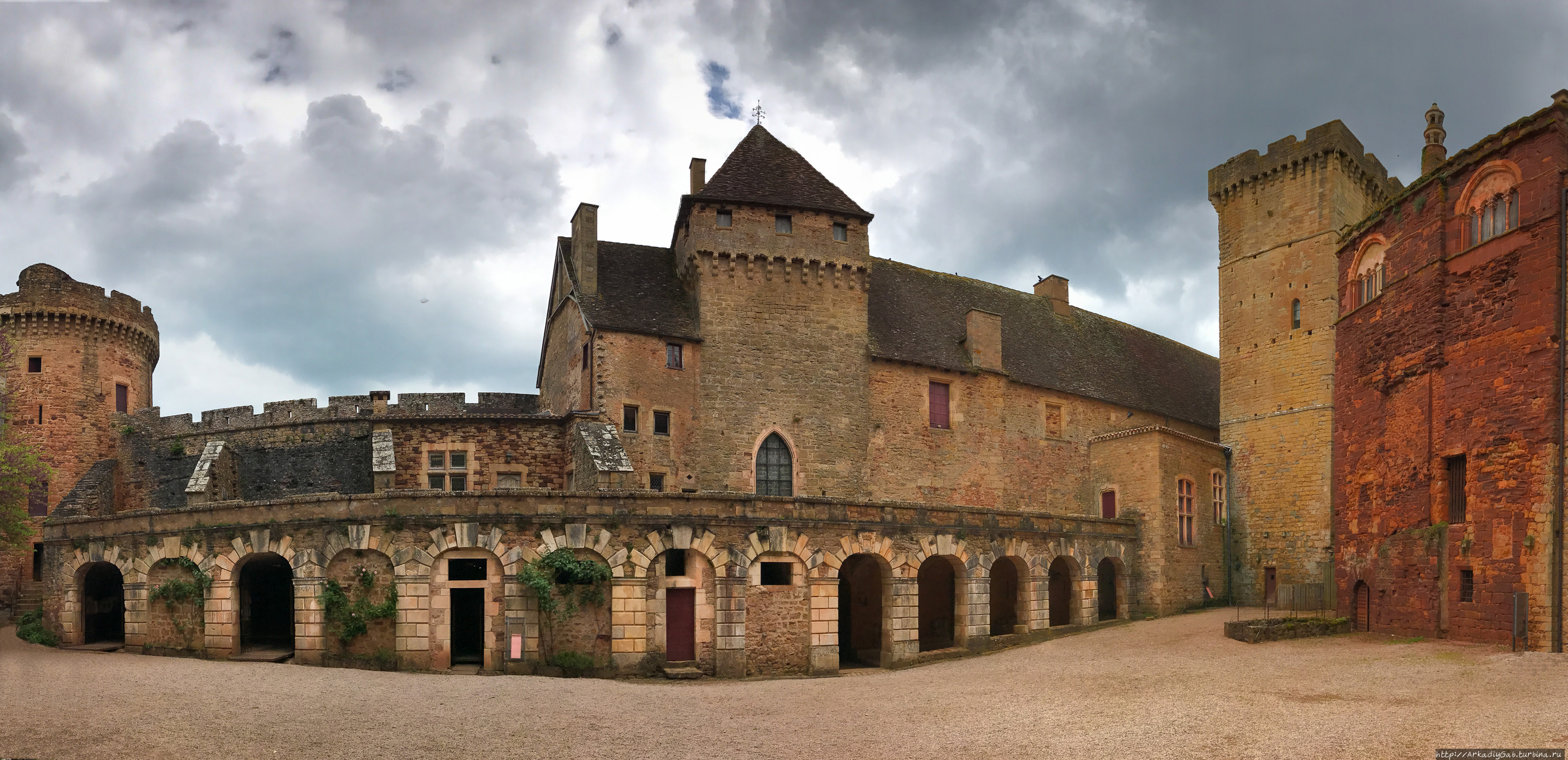 Во внутреннем дворе представлены все вехи строительства, и по ним можно легко проследить то, как развивался замок. Прюдома, Франция