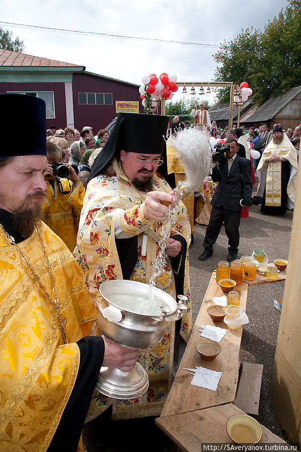 Освящение урожая мёда Уинское, Россия