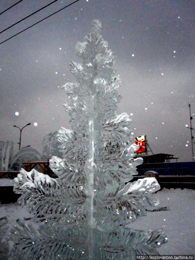 Ледяная елка на набережной Енисея. Красноярск, Россия