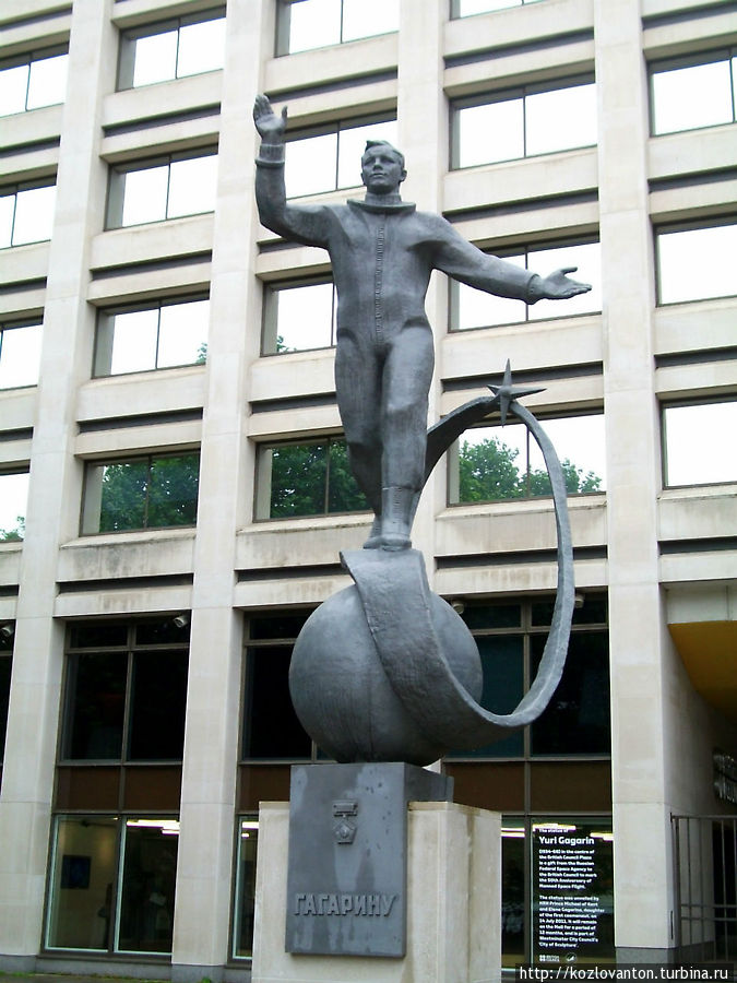 Памятник Юрию Гагарину работы Анатолия Новикова, открытый перед зданием Британского совета (около Трафальгарской площади) 14 июля 2011 г. в честь 50-летия визита первого космонавта в Великобританию.