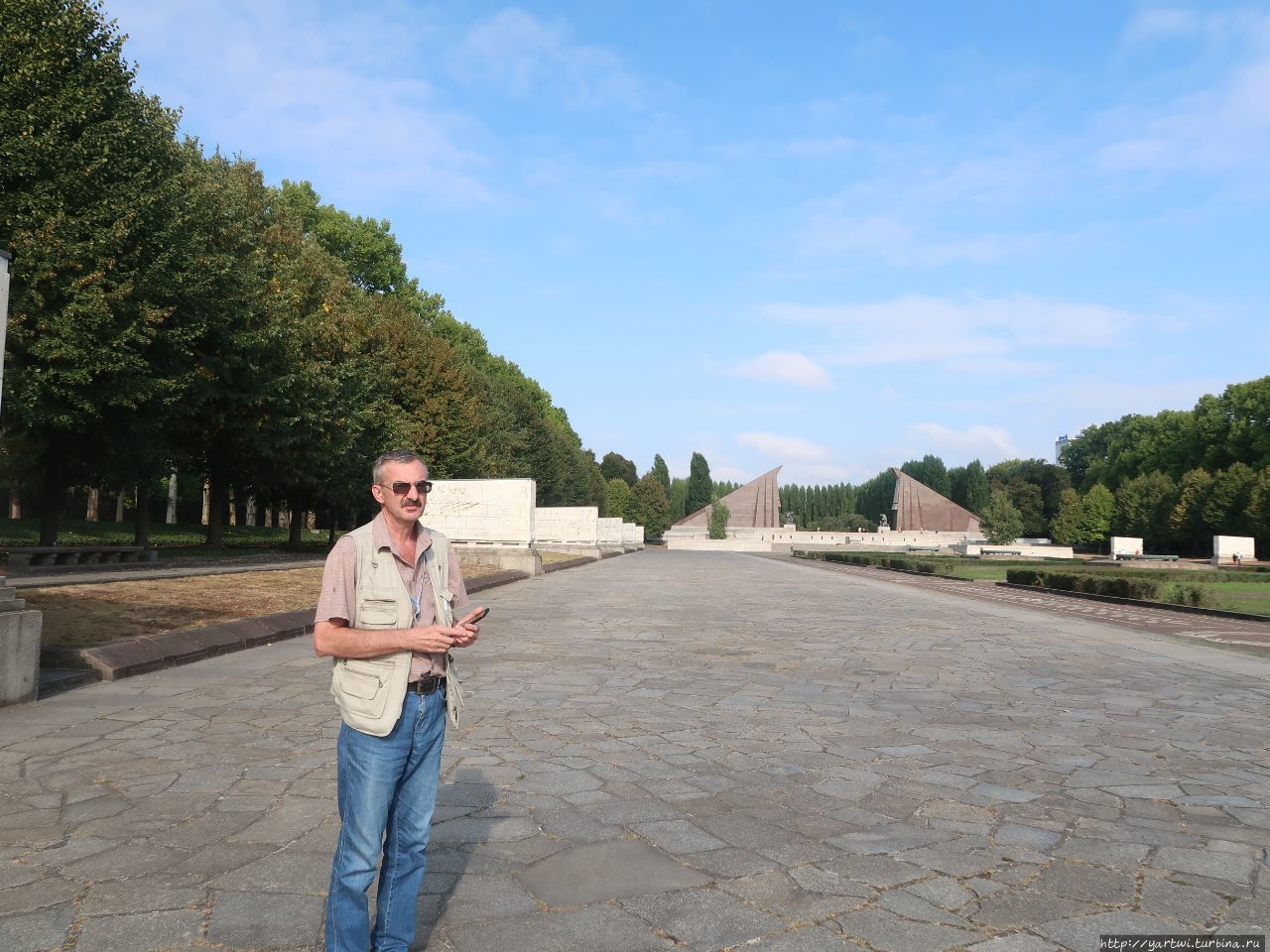 Перемещаемся по парку достаточно интенсивно, подходим к известному памятнику — фигуре советского солдата, рассекающего мечом свастику, и со спасённым ребёнком на руке. Делаем фотографии на память. Берлин, Германия