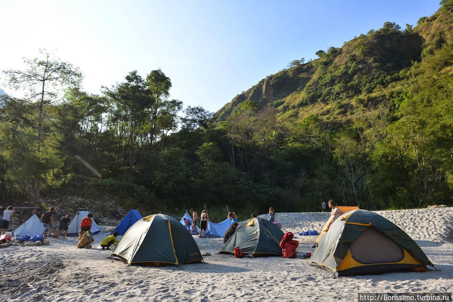 Лагерь на пещанном пляже во время рафтинга. Непал