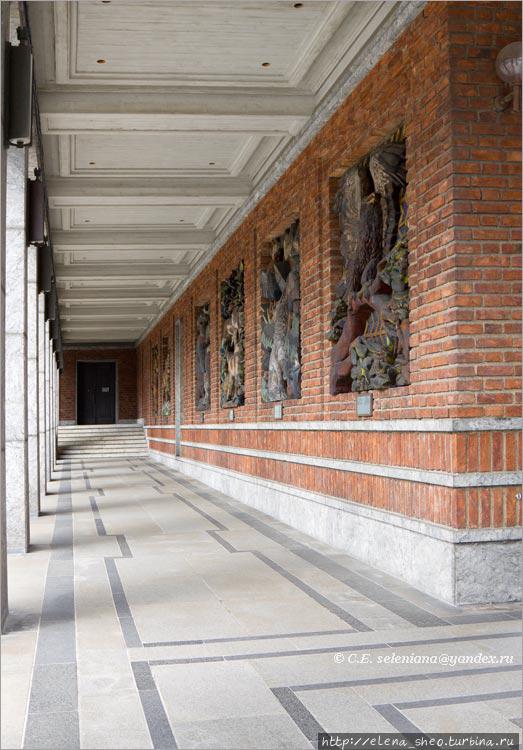 17. Справа и слева вдоль башен идут галереи, где расположены барельефы, изображающие сцены из норвежского народного эпоса. Это правая галерея. Осло, Норвегия