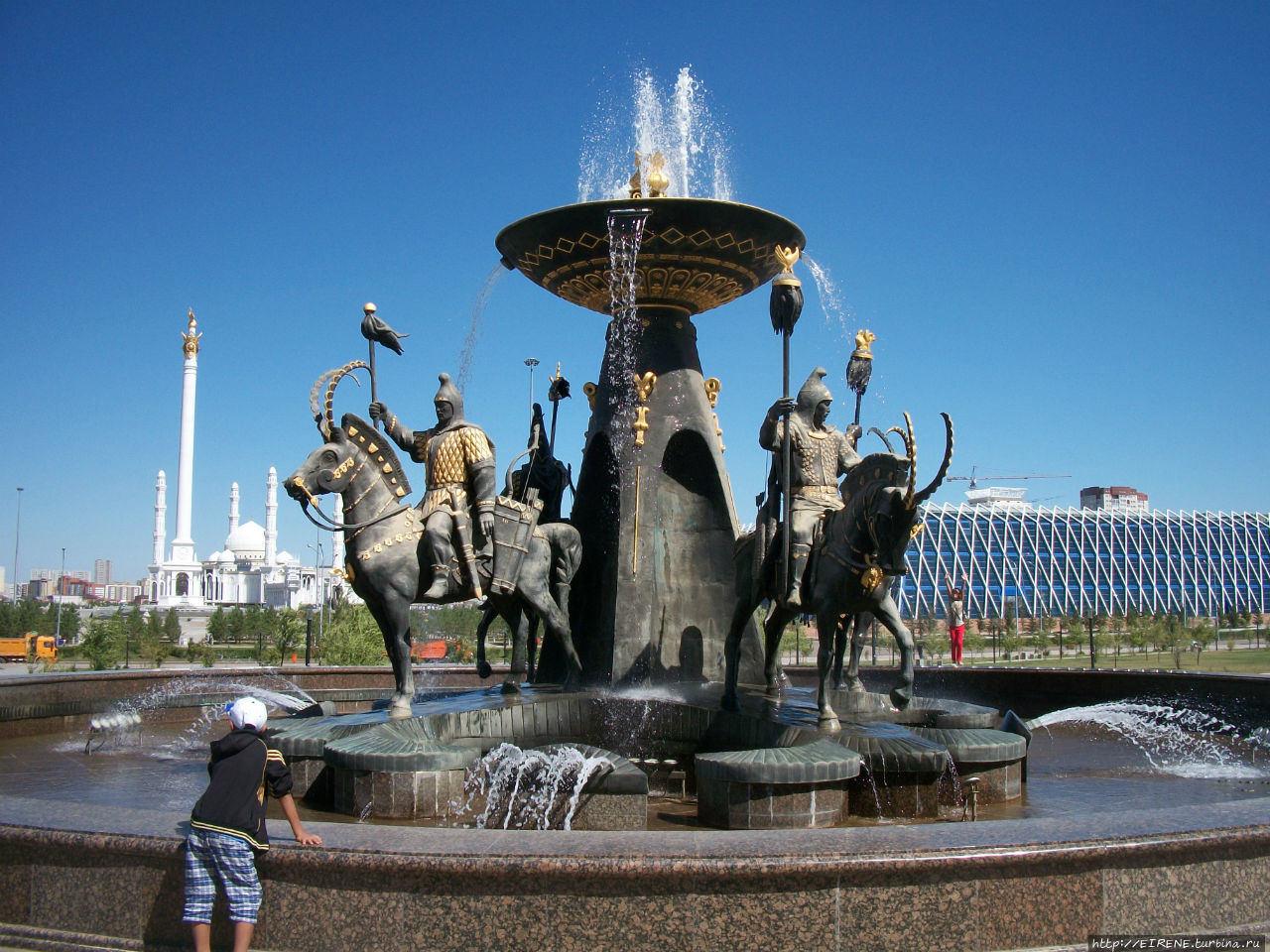 Фонтан рядом с Национальным музеем республики Казахстан Астана, Казахстан