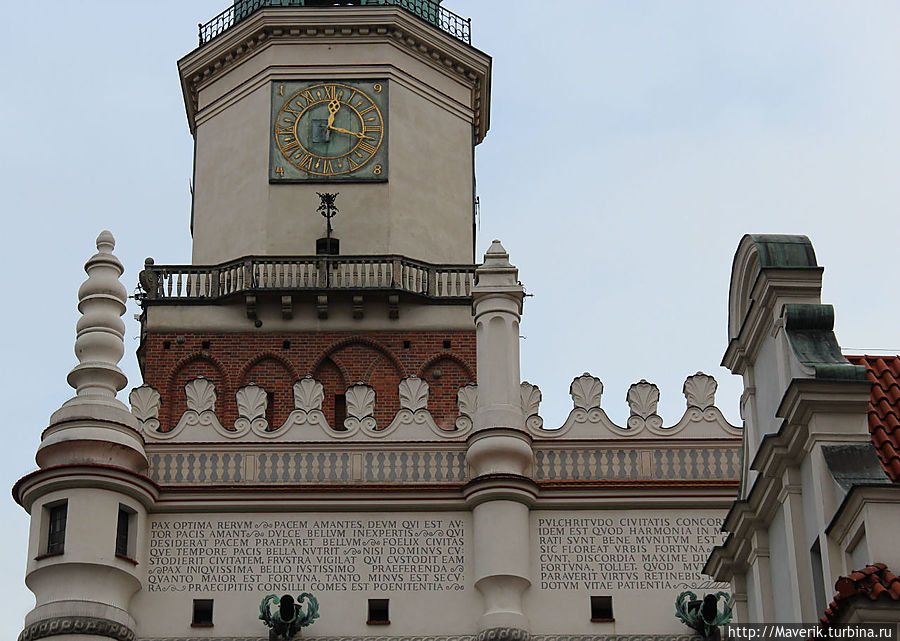 На северном фасаде можно прочесть надпись начинающуюся со слов: Hoc opus artificis Joannis Baptistae Itali...(Это произведение Иоанна Крестителя Итальянца...), а под ней циркуль и треугольник-символы архитектора. Познань, Польша